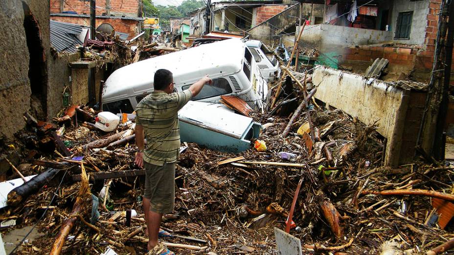 A forte chuva que caiu desde a madrugada em Xerém, distrito de Duque de Caxias (RJ), levou destruição e deixou centenas de pessoas desabrigadas