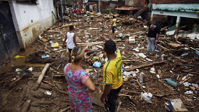 Ao menos uma pessoa morreu após a tempestade que atingiu o bairro do Café Torrado, em Xerém, Duque de Caxias deixando milhares de desabrigados