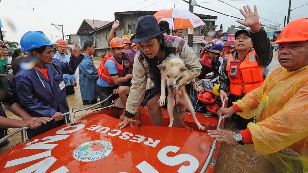 Equipe de resgate socorre cachorro na região metropolitana de Manila, nas Filipinas
