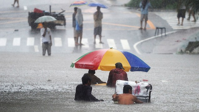 Equipe de resgate socorre moradores na região metropolitana de Manila, nas Filipinas