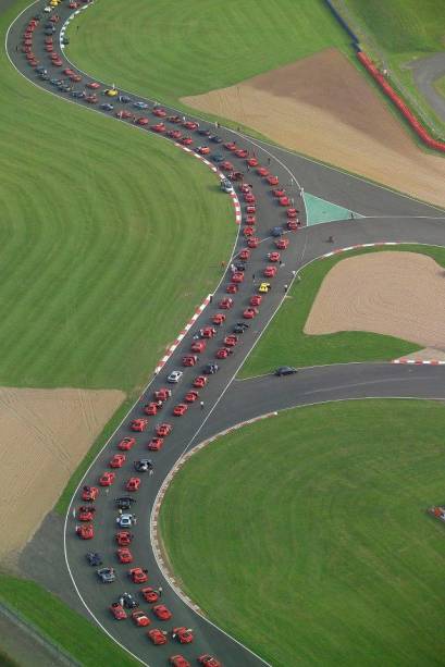 Encontro de Ferraris no circuito de Silverstone, na Inglaterra