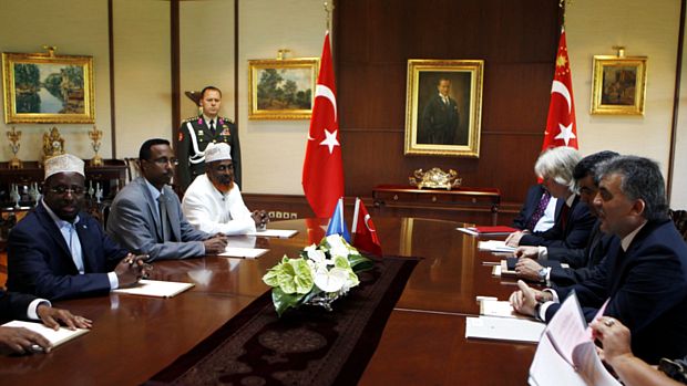 Entre os participantes do encontro estão oprimeiro-ministro turco, Recep Tayyip Erdogan; o presidente da Somália, Sheikh Sharif Ahmed, e o secretário-geral da OCI, o turco Ekmeleddin Ihsanoglu