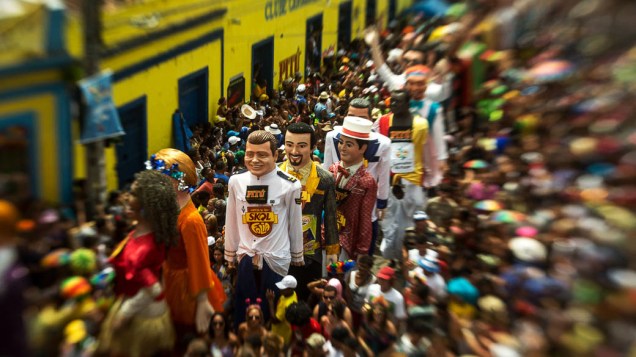 Bonecos Gigantes arrastam multidão em Olinda