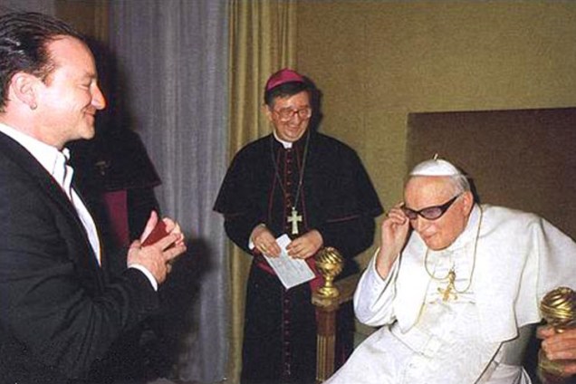 O cantor da banda irlandesa U2, Bono Vox, presenteou o Papa João Paulo II com seus óculos em 2010
