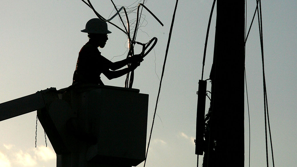 Trabalhador faz manutenção em rede elétrica