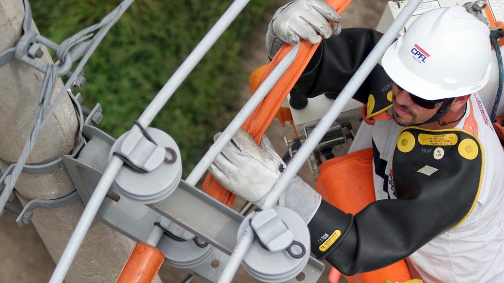 Funcionário da CPFL fazendo manutenção da rede elétrica