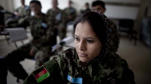 Estudante afegã de enfermagem durante aula no centro de formação médica no hospital militar Davoud Khan, em Cabul, Afeganistão