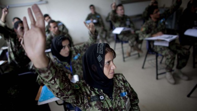 Estudantes de enfermagem durante aula no centro de formação médica no hospital militar Davoud Khan, em Cabul, Afeganistão