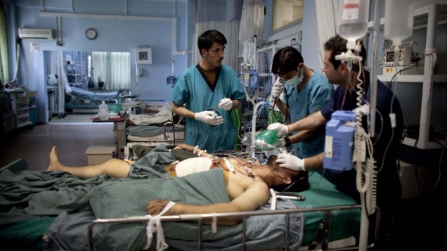Médicos afegãos atendem um soldado do Exército Nacional Afegão ferido no hospital militar Davoud Khan em Cabul, Afeganistão
