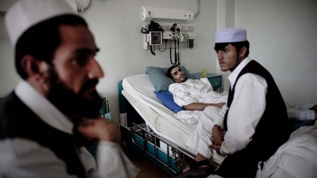 Familiares visitam soldado do Exército Nacional Afegão no hospital militar Davoud Khan em Cabul, Afeganistão