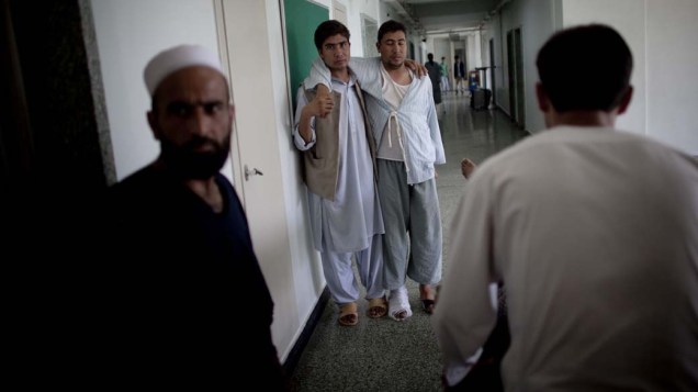 Soldado do Exército Nacional Afegão ferido no hospital militar Davoud Khan em Cabul, Afeganistão
