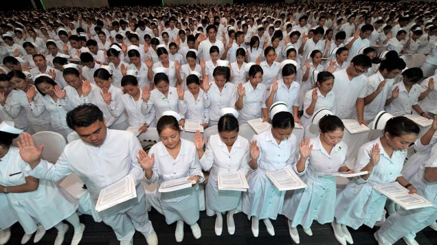Enfermeiros participam de cerimônia de graduação após concluírem seus cursos em Manila, nas Filipinas