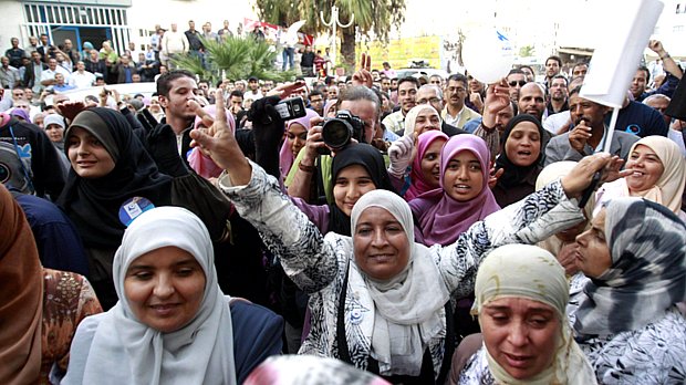 Islâmicos comemoram vitória de Ennahda nas eleições da Tunísia