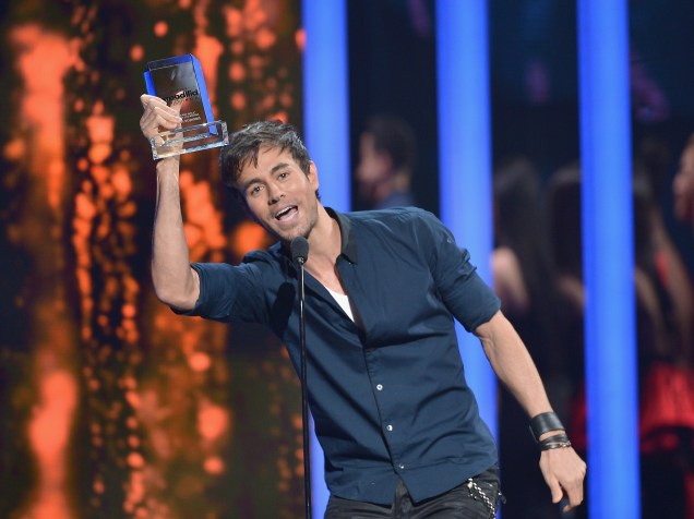 Enrique Iglesias recebe prêmio na Billboard da Música Latina 2015