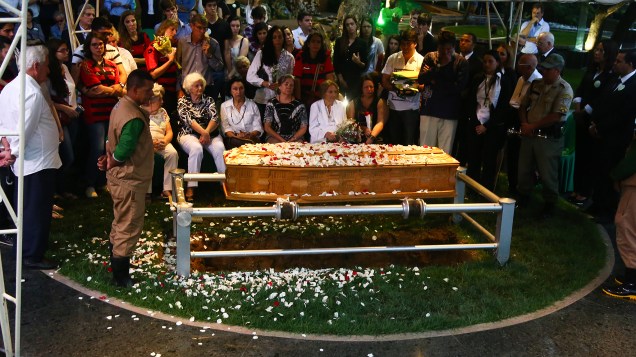 Corpo do escritor Ariano Suassuna é sepultado no Cemitério Morada da Paz em Paulista (PE)