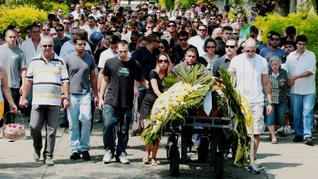 O enterro da arquiteta Renata da Trindade Mendonça, morta com um tiro em um assalto no Alto da Boa Vista, na madrugada de domingo