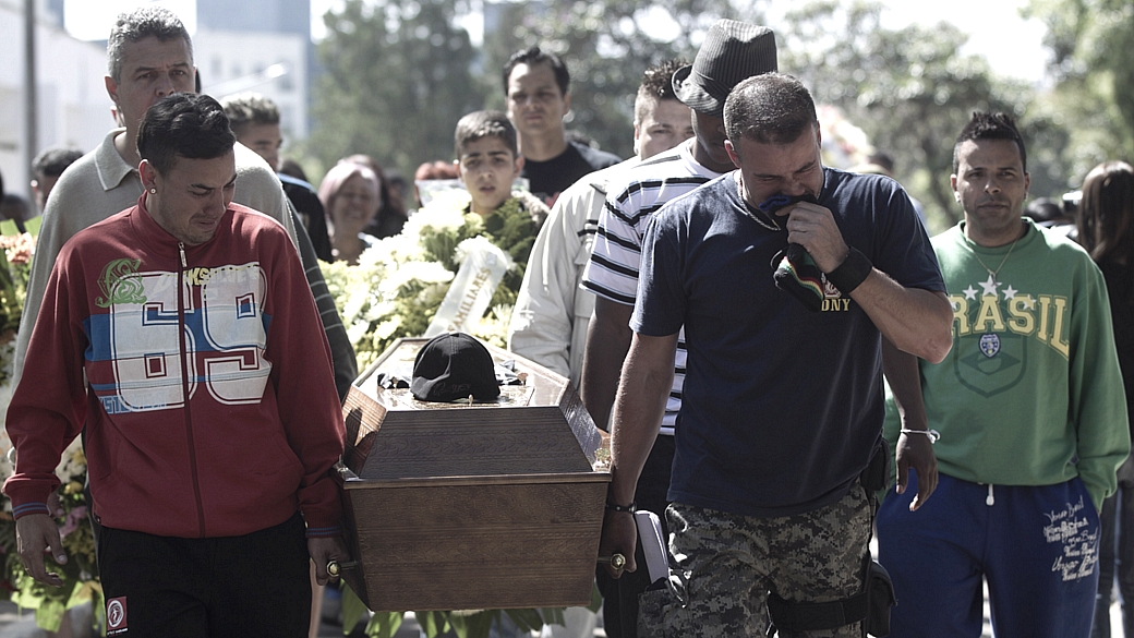 Corpos de garis atropelados na Marginal Pinheiros são enterrados no Cemitério de Vila Nova Cachoeirinha, na Zona Norte de São Paulo