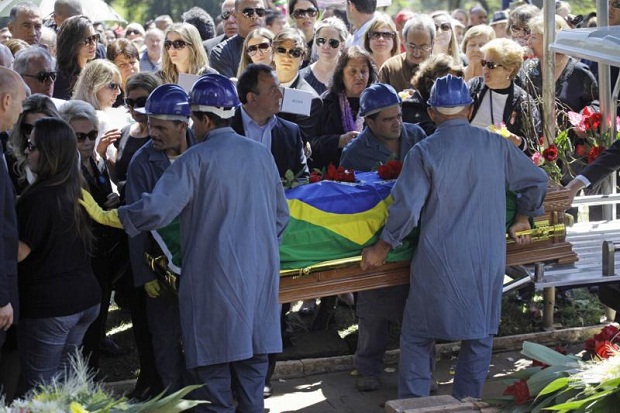 Hebe Camargo é sepultada no cemitério Gethsêmani, no Morumbi, na manhã deste domingo. A apresentadora morreu aos 83 anos de parada cardíaca, em sua casa, no sábado.