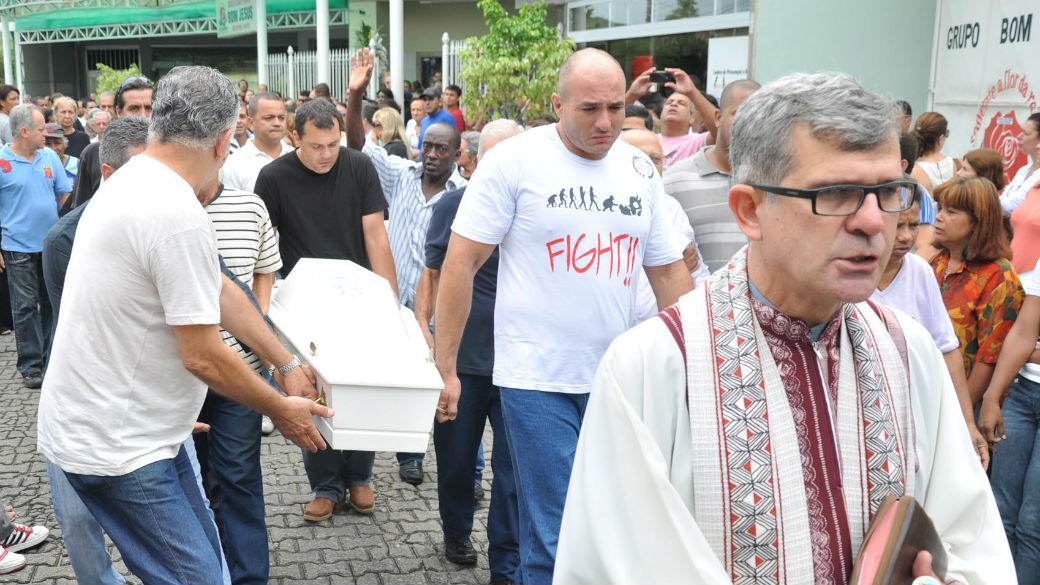 Enterro do menino João Felipe, em Barra do Piraí