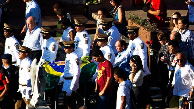 Oficiais carregam o caixão de Niemeyer acompanhados de amigos e familiares no cemitério São João Batista, no Rio de Janeiro