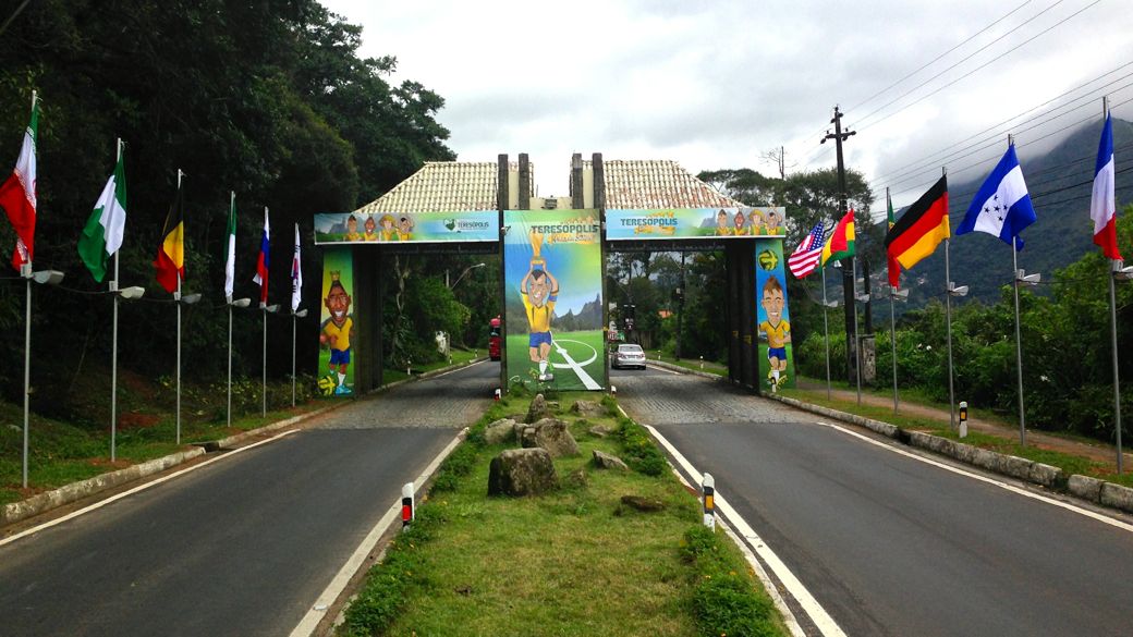 A entrada de Teresópolis, enfeitada para a chegada da seleção