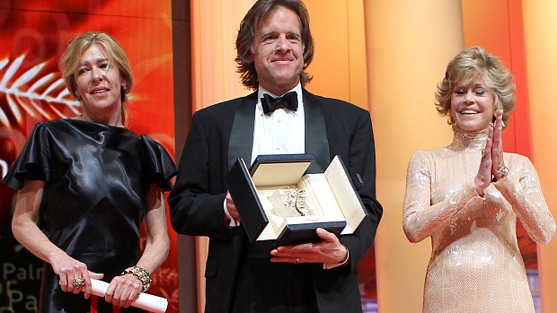 Produtores Dede Gardner e Bill Pohland recebem a Palma de Ouro da atriz Jane Fonda pelo filme 'A Árvore da Vida'