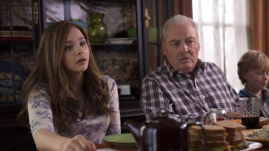 Os atores Stacy Keach e Chloë Grace Moretz em cena do filme Se Eu Ficar