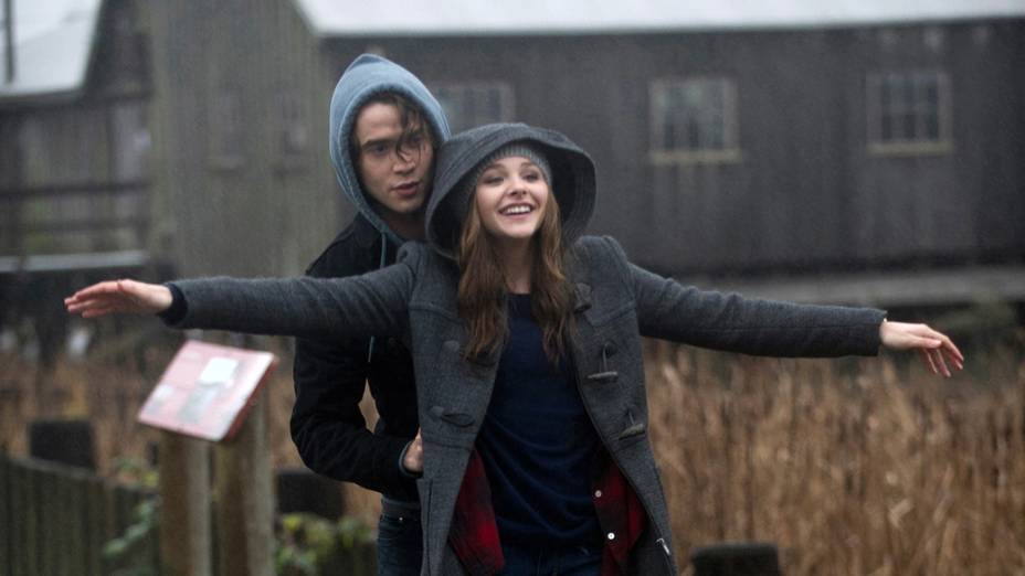 Os atores Chloë Grace Moretz e Jamie Blackley em cena do filme Se Eu Ficar