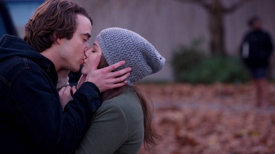 Os atores Chloë Grace Moretz e Jamie Blackley em cena do filme Se Eu Ficar