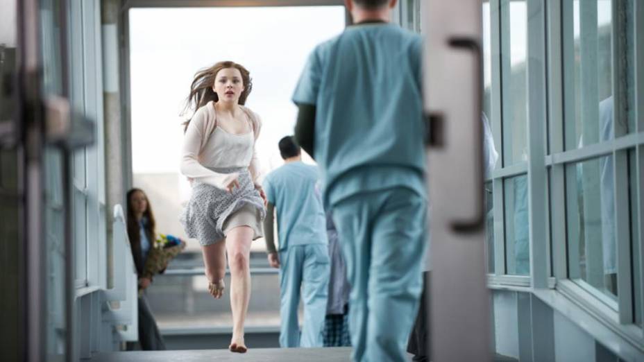 A atriz Chloë Grace Moretz em cena do filme Se Eu Ficar