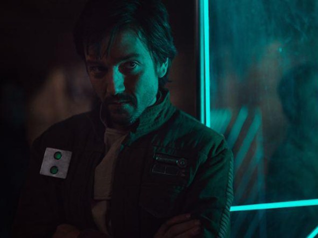 O ator Diego Luna em cena do filme Star Wars: Rogue One