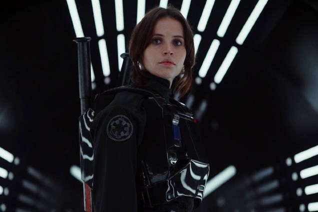 A atriz Felicity Jones em cena do filme Star Wars: Rogue One