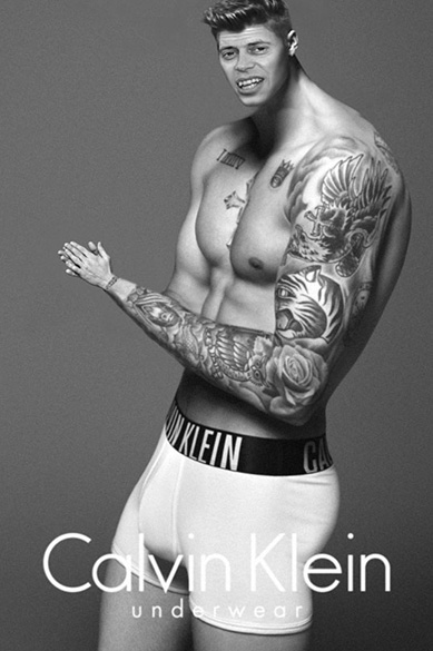 Bieber com corpo proporcional - só que ao contrário