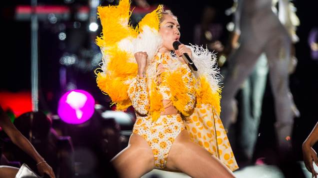 A cantora Miley Cyrus faz movimentos eróticos durante sua apresentação no Anhembi, em São Paulo