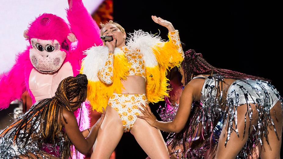 A cantora Miley Cyrus sensualiza durante sua apresentação no Anhembi, em São Paulo