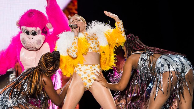 A cantora Miley Cyrus sensualiza durante sua apresentação no Anhembi, em São Paulo