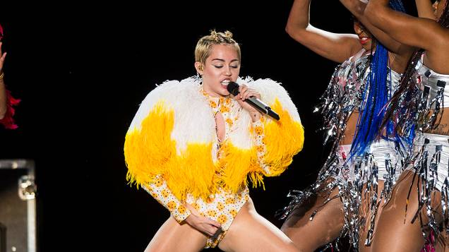 A cantora Miley Cyrus faz movimentos eróticos durante sua apresentação no Anhembi, em São Paulo
