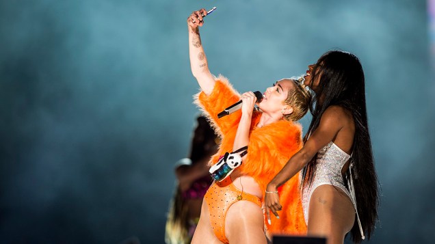 A cantora Miley Cyrus tira uma selfie durante sua apresentação no Anhembi, em São Paulo