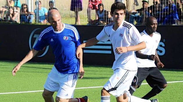 Zidane joga com o filho, Enzo, num evento festivo na França