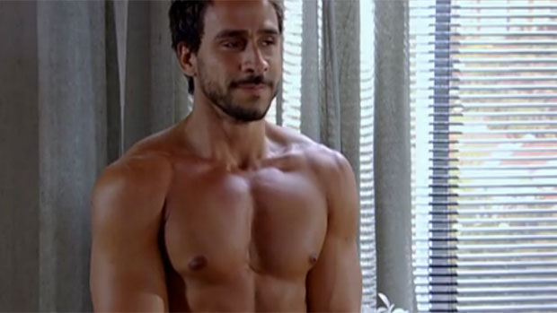 Enzo (Julio Rocha) tira a roupa em teste para modelos
