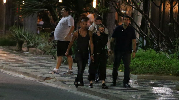 Madonna passeia com o namorado, Brahim Zaibat, no Rio de Janeiro