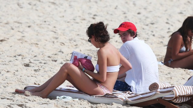 Freddie Highmore e sua namorada, Emma Roberts, na praia de Ipanema, no Rio
