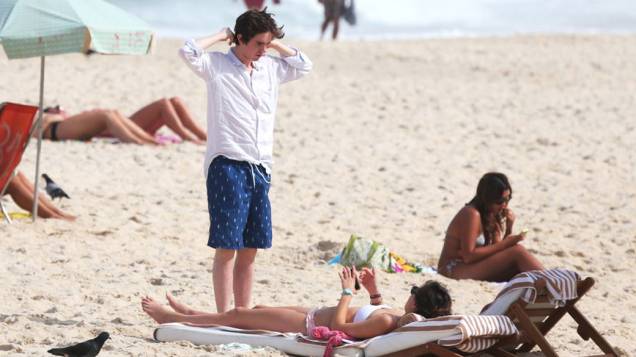 Freddie Highmore e sua namorada, Emma Roberts, na praia de Ipanema, no Rio