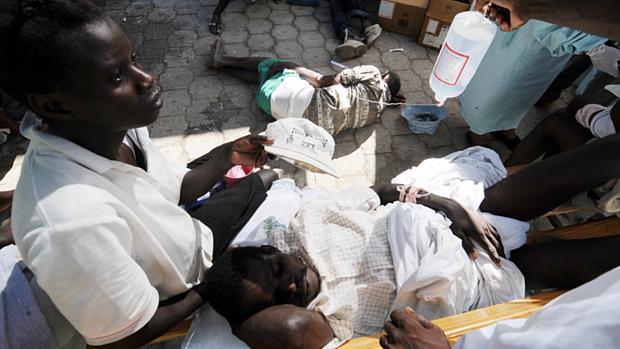 Doentes esperam atendimento em Saint Marc, no norte do país