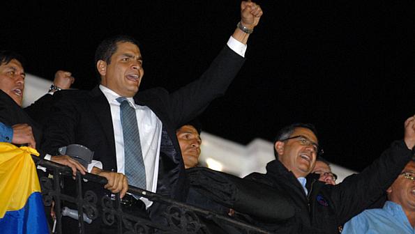 Já no Palácio do Governo, Rafael Correa discursa para aliados e condena oposição