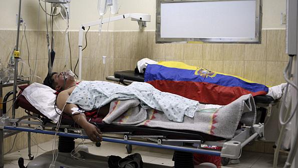 Militares feridos aguardam atendimento em hospital de Quito
