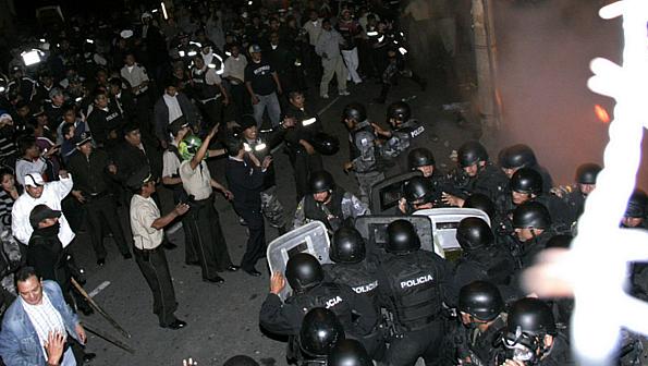 Policiais cercam o prédio e Rafael Correa diz que só deixa o hospital "presidente ou cadáver"