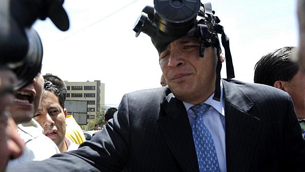 Correa acusou os manifestantes de "conspiração e traição" e, após discurso, teve que se proteger das bombas de gás lacrimogêneo