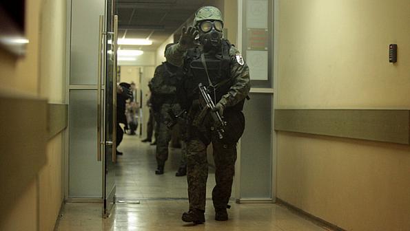 Grupo de operações especiais da polícia, com a ajuda do exército, invade o hospital para resgatar Correa