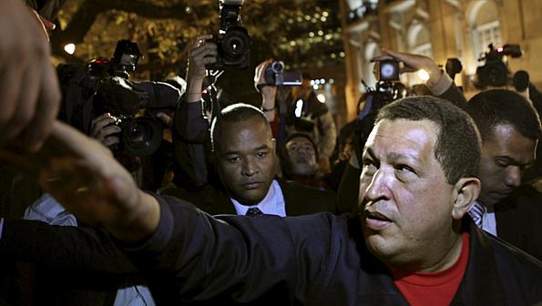 Presidente venezuelano Hugo Chávez participa de reunião de emergência da Unasul, que condenou "energicamente" os protestos